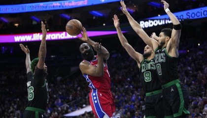  霍勒迪关键防守雄鹿险胜76人恩比德空砍豪华数据