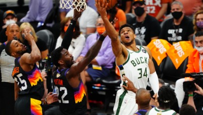  字母哥暴扣绝杀定乾坤，雄鹿豪取五连胜气势如虹